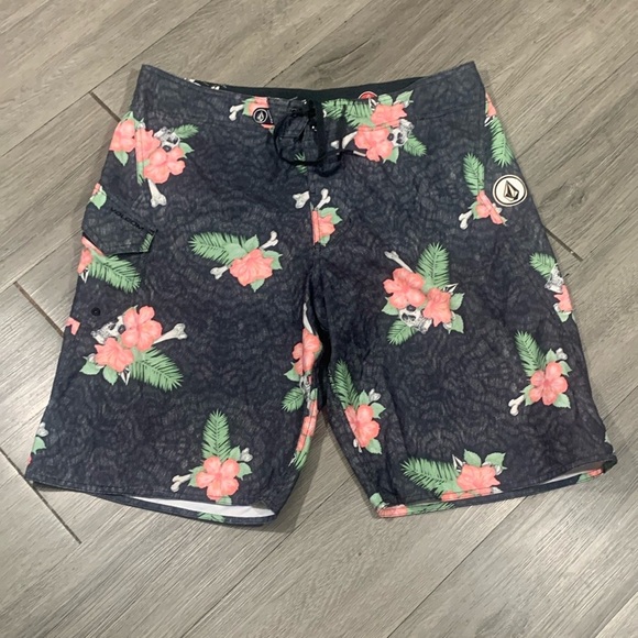 Volcom 2-Way Stretch Flowers, Bones, & Skulls Print Board Shorts size 30 - Picture 1 of 10